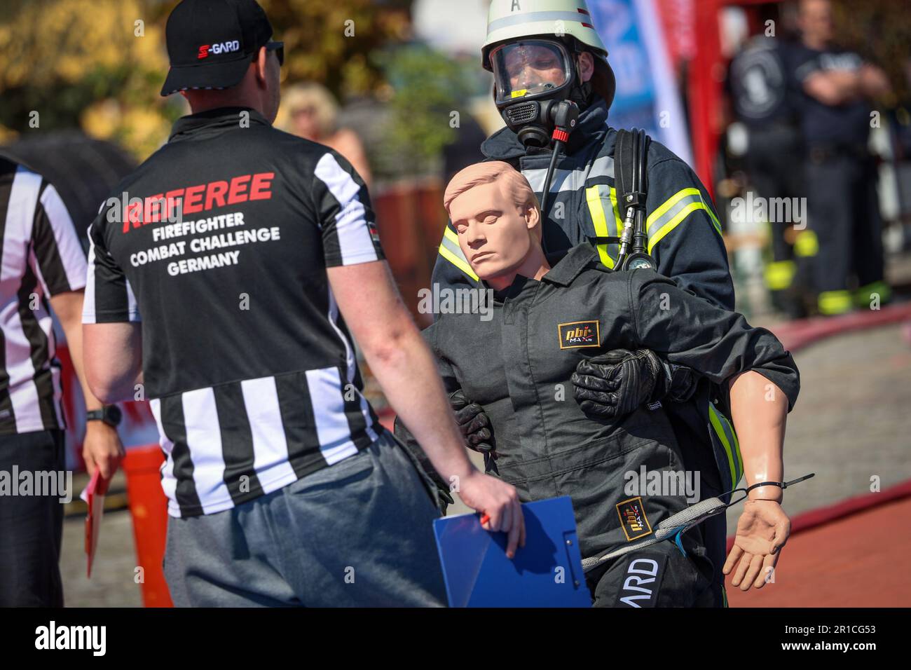 Bremerhaven, Allemagne. 13th mai 2023. Le pompier Ryan Green (r) tire un mannequin sous les yeux d'un arbitre au Firefighter combat Challenge à Bremerhaven. Des pompiers de toute l'Allemagne ainsi que des équipes de Grande-Bretagne et de Pologne participent à la compétition. Credit: Focke Strangmann/dpa/Alay Live News Banque D'Images