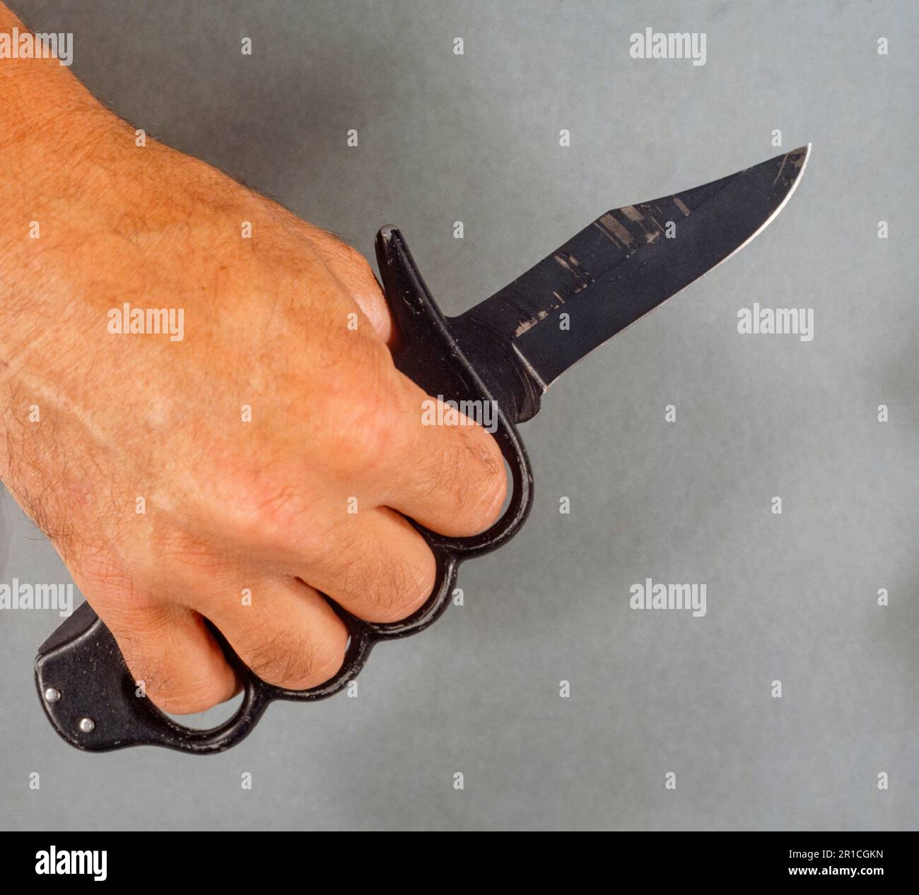 Arme offensive prohibitive - couteau avec poignée de porte-fusée. Banque D'Images