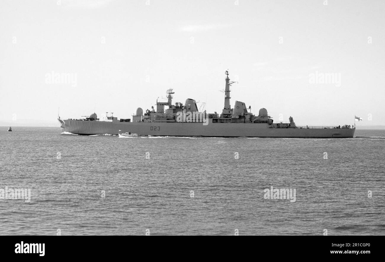 HMS Bristol D24 type 82 destroyer de la Royal Navy britannique quittant Portsmouth Harbour, Portsmouth, Hampshire, Angleterre, Royaume-Uni Banque D'Images