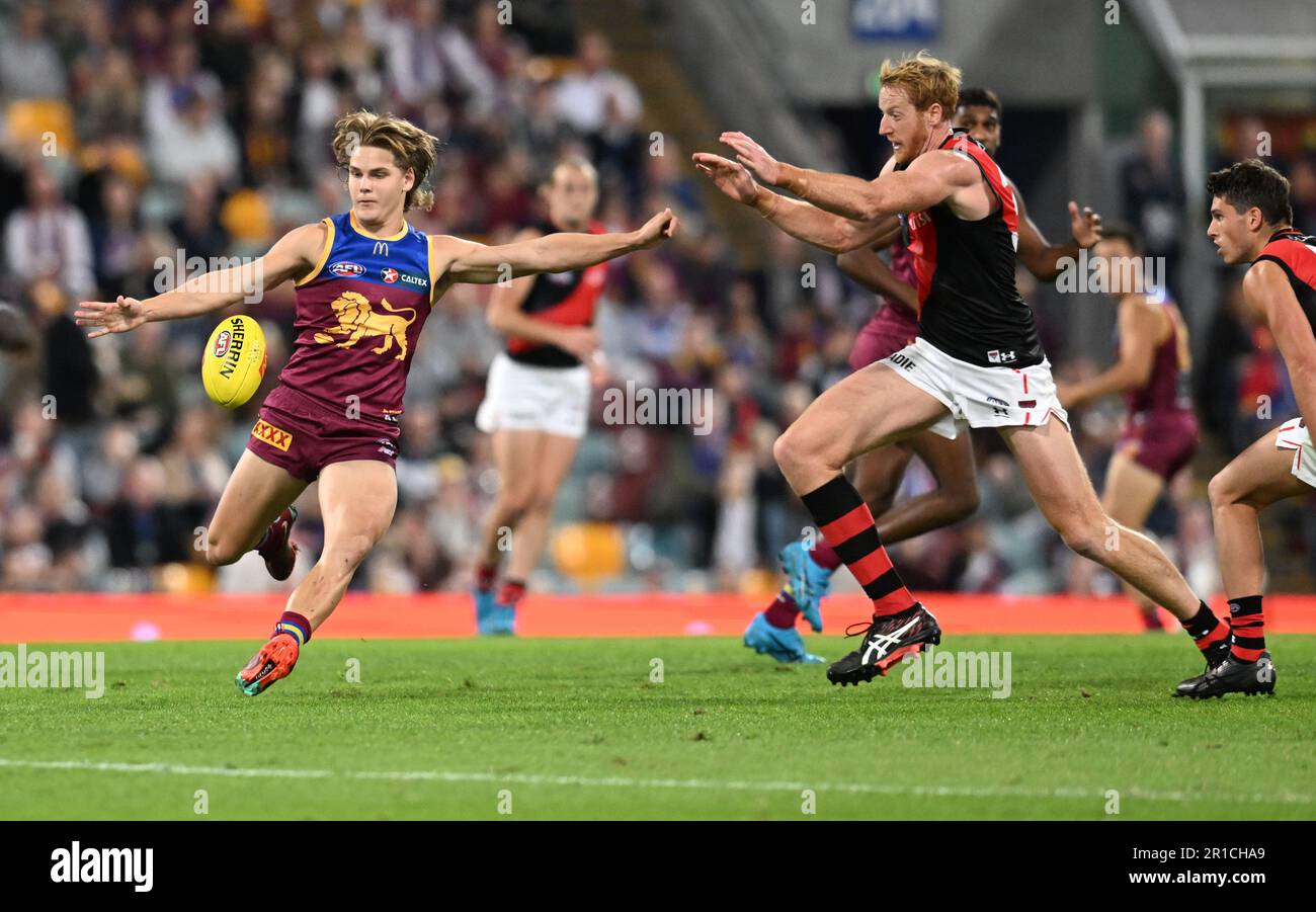 Will Ashcroft (à gauche) des Lions en action pendant le match de l'AFL Round 9 entre les Lions de Brisbane et les bombardiers Essendon au Gabba à Brisbane, samedi, 13 mai 2023. (AAP image/Darren England) PAS D'ARCHIVAGE, USAGE ÉDITORIAL UNIQUEMENT Banque D'Images