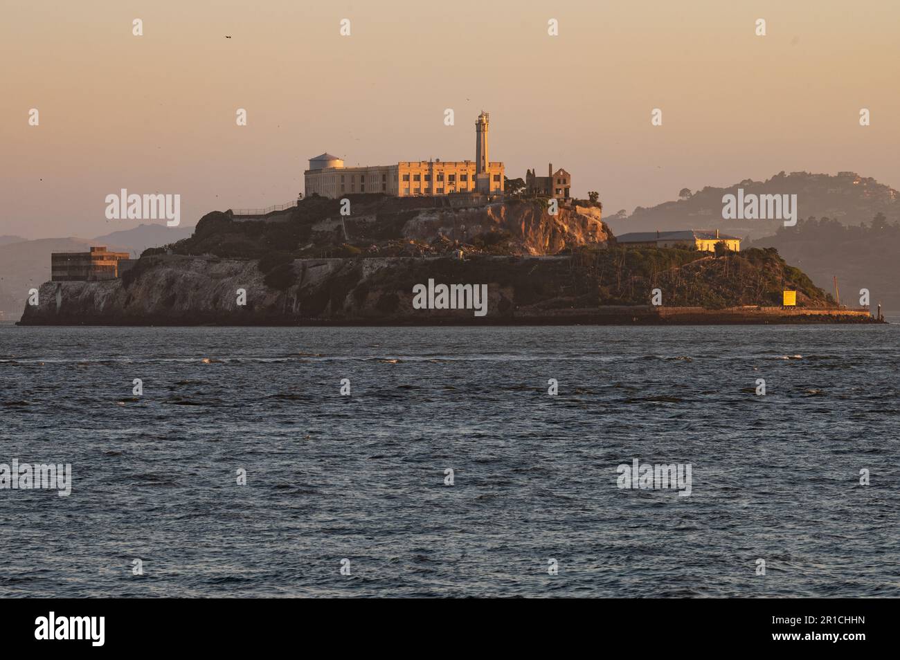 Une image panoramique de la prison d'Alcatraz à San Francisco pendant un beau lever de soleil Banque D'Images