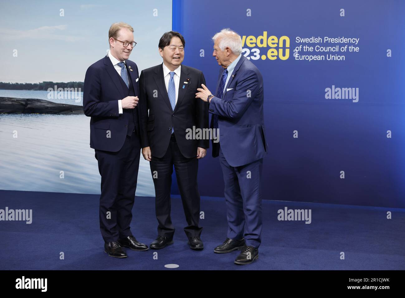 Stockholm, Suède. 13th mai 2023. Yoshimasa Hayashi (C), Ministre des affaires étrangères, Japon, Est reçu par le ministre suédois des Affaires étrangères Tobias Billstrom (L) et le haut représentant de l'Union européenne pour les Affaires étrangères et la politique de sécurité Josep Borrell (R) pour un forum ministériel Indo-Pacifique de l'UE dans le cadre d'une réunion informelle des ministres des Affaires étrangères de l'UE à Marsta, à l'extérieur de Stockholm, sur 13 mai 2023. Photo: Christine Olsson/TT/code 10430 crédit: TT News Agency/Alay Live News Banque D'Images