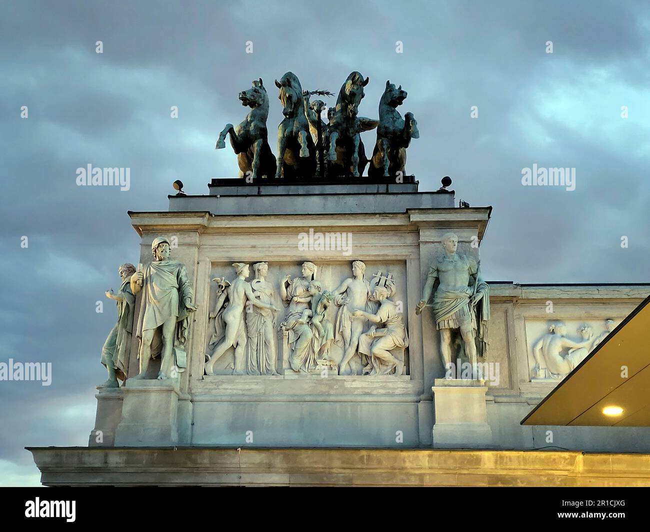 Vienne, Autriche - 20 mars 2023: Secours avec des figures de la mythologie grecque et une équipe de chevaux sur le toit du Parlement, le Parlement Banque D'Images