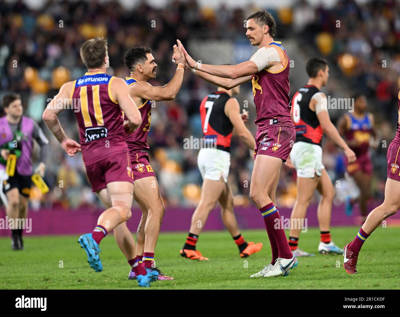 Joe Daniher (à droite) des Lions célèbre la réalisation d'un but avec Charlie Cameron lors du match de l'AFL Round 9 entre les Lions de Brisbane et les bombardiers Essendon au Gabba à Brisbane, samedi, 13 mai 2023. (AAP image/Darren England) PAS D'ARCHIVAGE, USAGE ÉDITORIAL UNIQUEMENT Banque D'Images