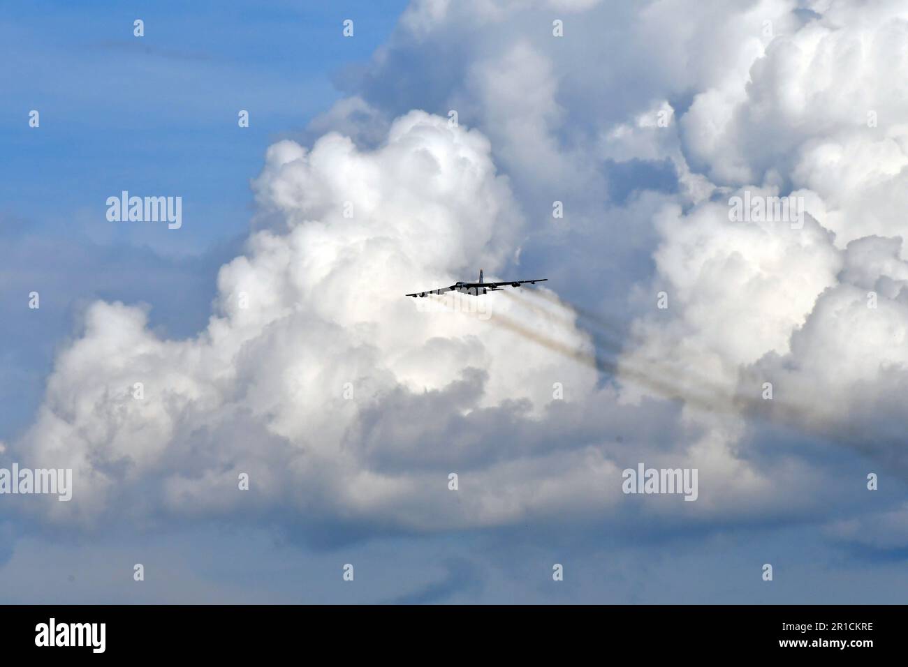 Zeltweg, Autriche - 03 septembre 2022 : spectacle aérien public en Styrie appelé Airpower 22, survol d'un bombardier B-52 Stratoforteresse avec ciel nuageux Banque D'Images