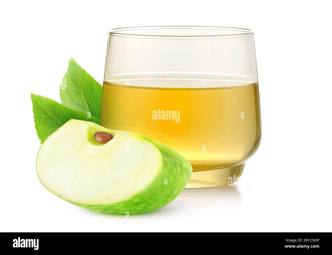 Morceau de pomme verte et verre de jus, isolé sur fond blanc Banque D'Images