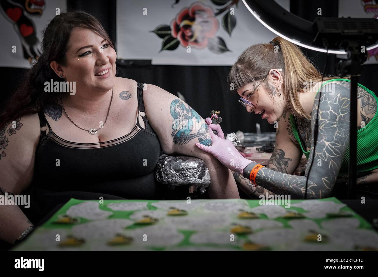 Londres, Royaume-Uni. 13th mai 2023. Le grand spectacle de tatouage britannique au Palais Alexandra. L’une des plus prestigieuses conventions d’art corporel de Londres amène les meilleurs tatoueurs du monde à des centaines d’admirateurs dans la salle principale du palais Alexandra. Credit: Guy Corbishley/Alamy Live News Banque D'Images