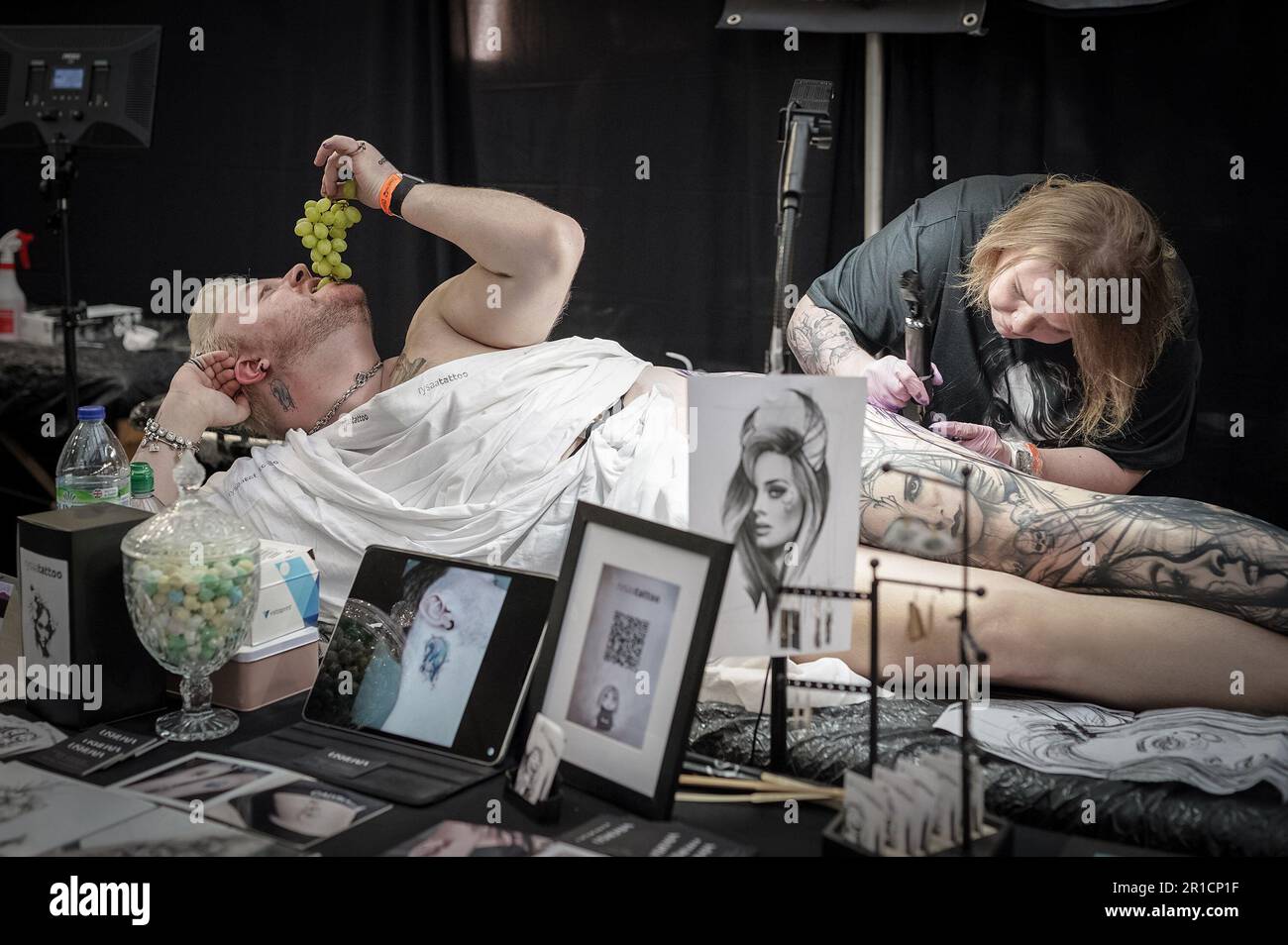 Londres, Royaume-Uni. 13th mai 2023. Le grand spectacle de tatouage britannique au Palais Alexandra. L’une des plus prestigieuses conventions d’art corporel de Londres amène les meilleurs tatoueurs du monde à des centaines d’admirateurs dans la salle principale du palais Alexandra. Credit: Guy Corbishley/Alamy Live News Banque D'Images