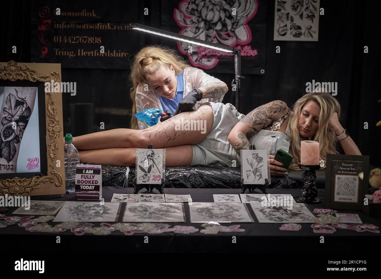 Londres, Royaume-Uni. 13th mai 2023. Le grand spectacle de tatouage britannique au Palais Alexandra. L’une des plus prestigieuses conventions d’art corporel de Londres amène les meilleurs tatoueurs du monde à des centaines d’admirateurs dans la salle principale du palais Alexandra. Credit: Guy Corbishley/Alamy Live News Banque D'Images
