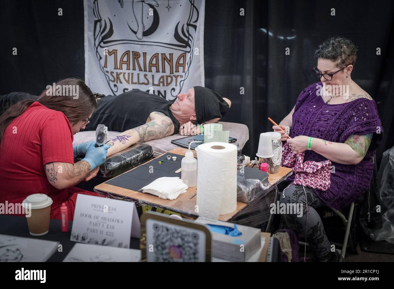 Londres, Royaume-Uni. 13th mai 2023. Le grand spectacle de tatouage britannique au Palais Alexandra. L’une des plus prestigieuses conventions d’art corporel de Londres amène les meilleurs tatoueurs du monde à des centaines d’admirateurs dans la salle principale du palais Alexandra. Credit: Guy Corbishley/Alamy Live News Banque D'Images