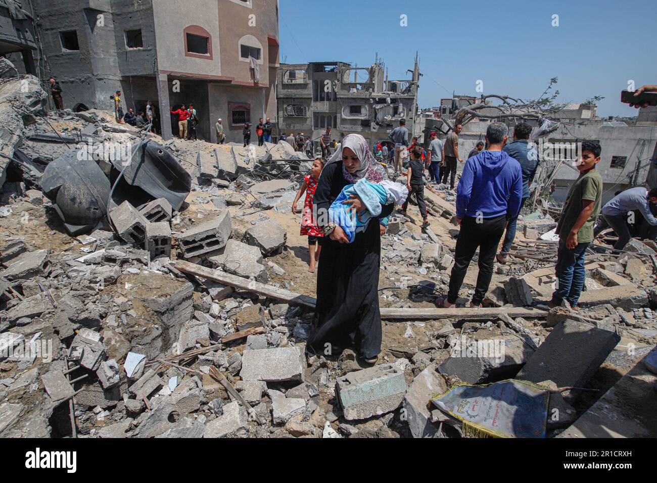 Beit Lahia, Palestine. 13th mai 2023. Les Palestiniens inspectent les dégâts d'une maison touchée par les frappes aériennes israéliennes à Beit Lahia, dans le nord de Gaza, à Gaza, sur 13 mai 2023. Photo de Ramez Habboub/ABACAPRESS.COM crédit: Abaca Press/Alay Live News Banque D'Images