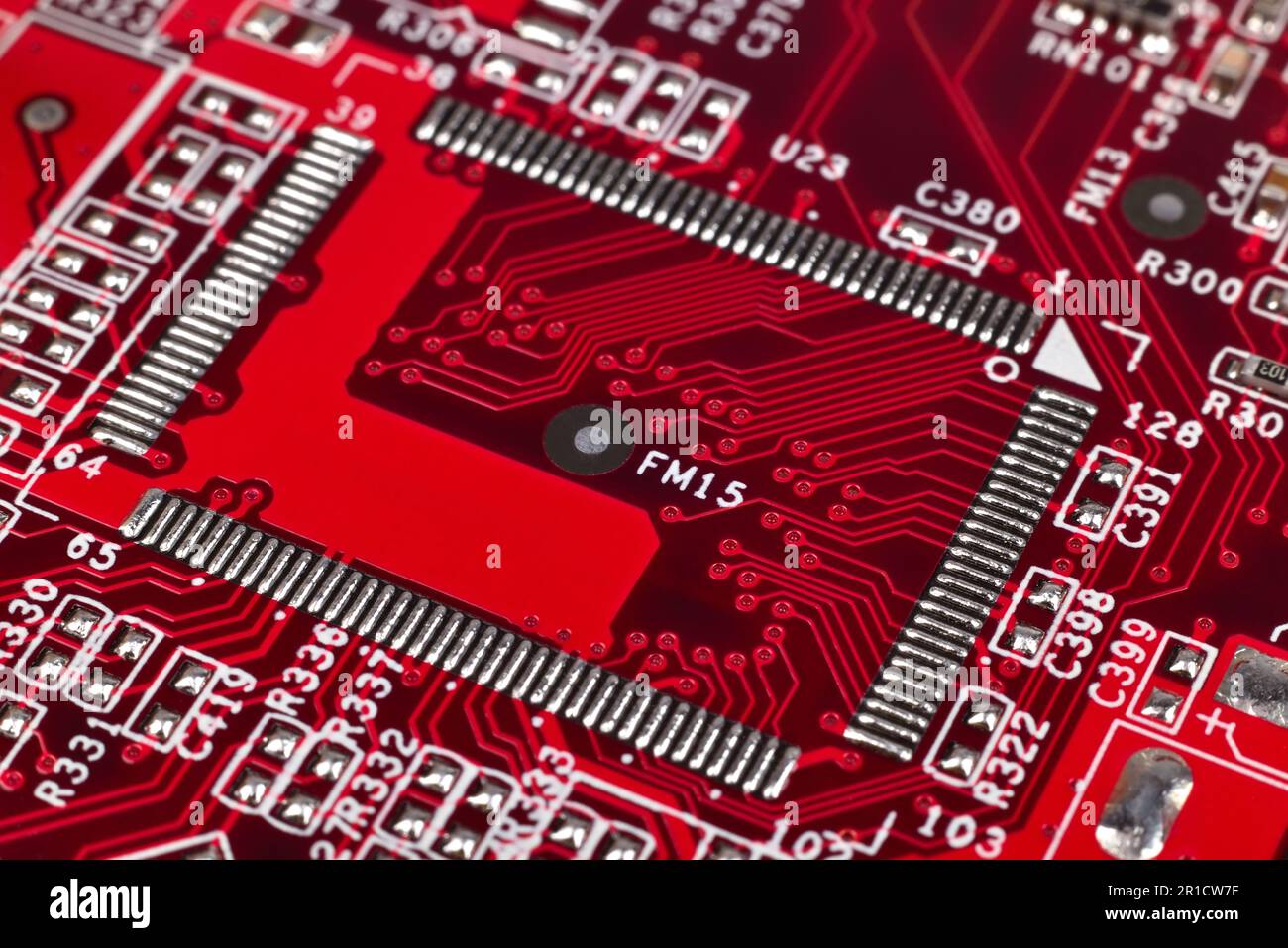 carte électronique rouge avec puce, gros plan Banque D'Images