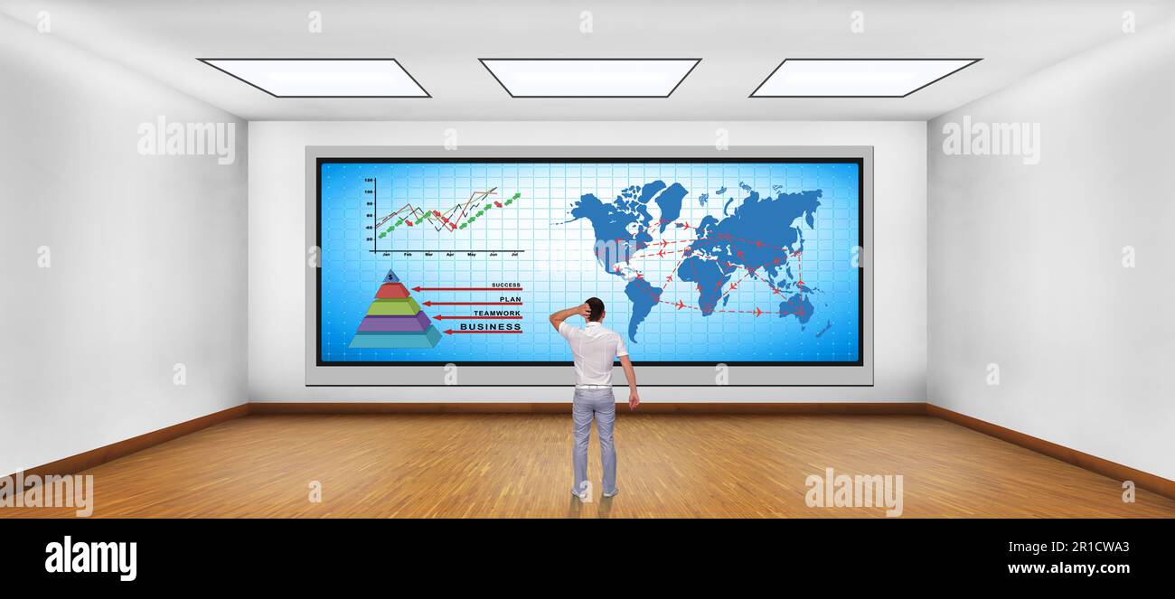 Businessman looking at tv plasma avec le graphique et les vols internationaux scheme Banque D'Images