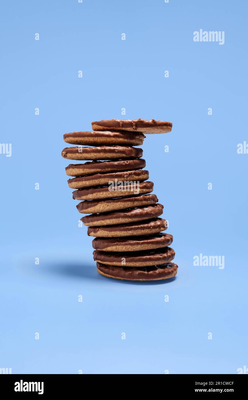 Biscuits au chocolat empilés sur fond bleu Uni Banque D'Images