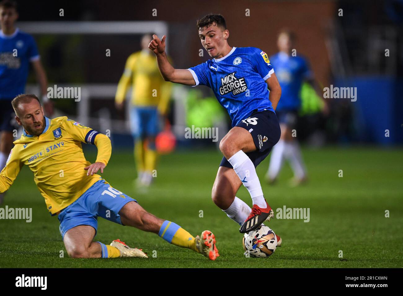 12th mai 2023 ; London Road Stadium, Peterborough, Cambridgeshire, Angleterre ; League One Play Off football, semi final, First Leg, Peterborough United contre Sheffield Wednesday ; Frankie Kent (Peterborough United) tire le ballon contre Barry Bannon. Banque D'Images