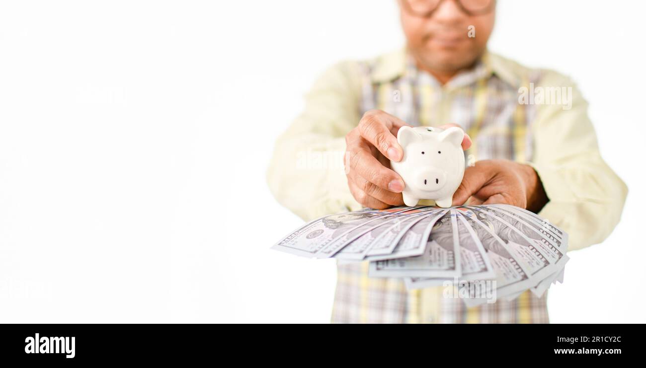 Homme d'affaires tenant une banque tirade et des billets en dollars. Concept pour l'épargne, la finance, la maison, la finance, la réussite, banque, monnaie, investissement, copie Banque D'Images