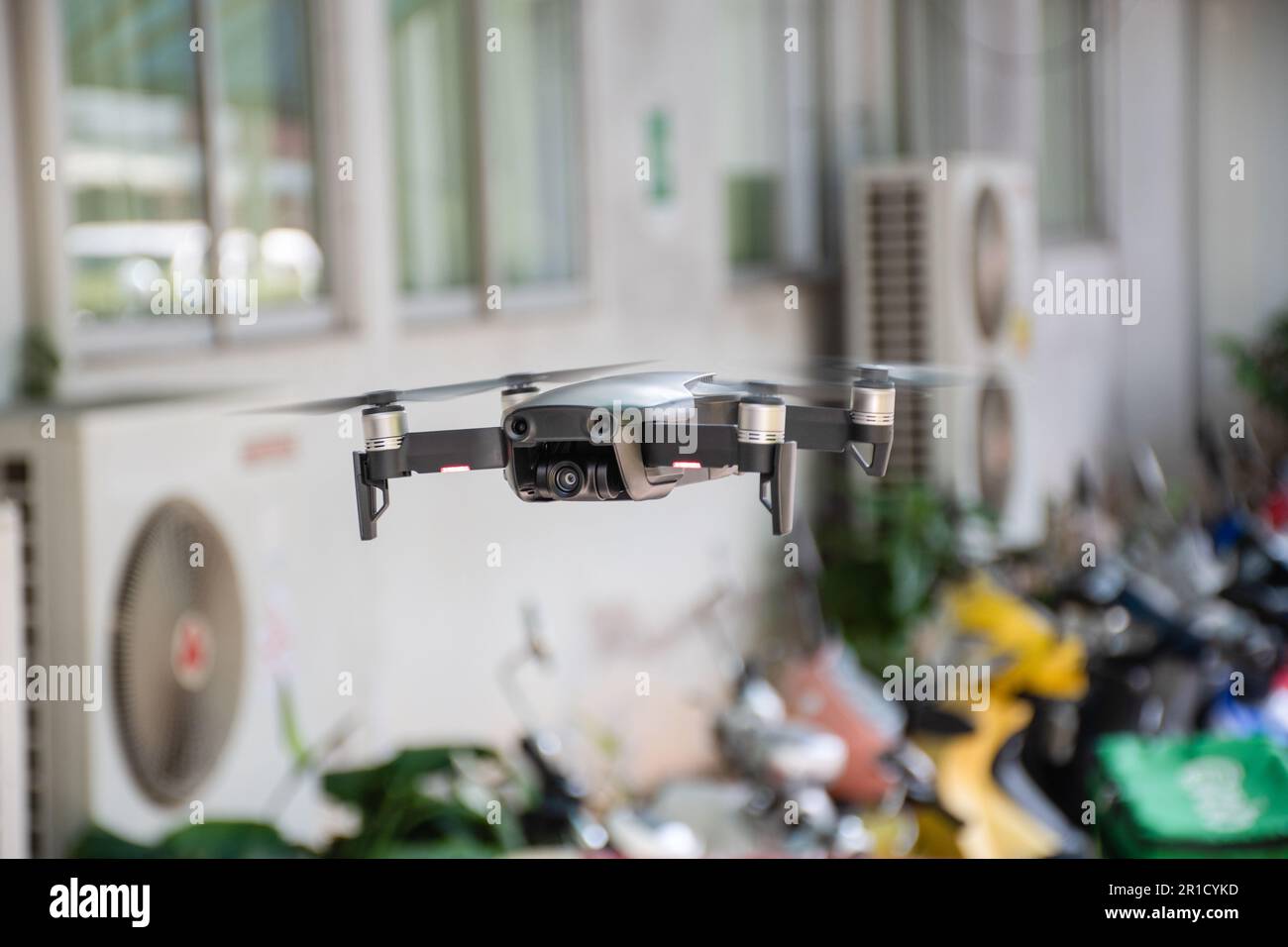 personne, drone noir moderne volant dans un bâtiment avec 4 hélices, 4k  photo de caméra, et vidéo. Le concept pour les professionnels de l'avion  sans pilote Photo Stock - Alamy