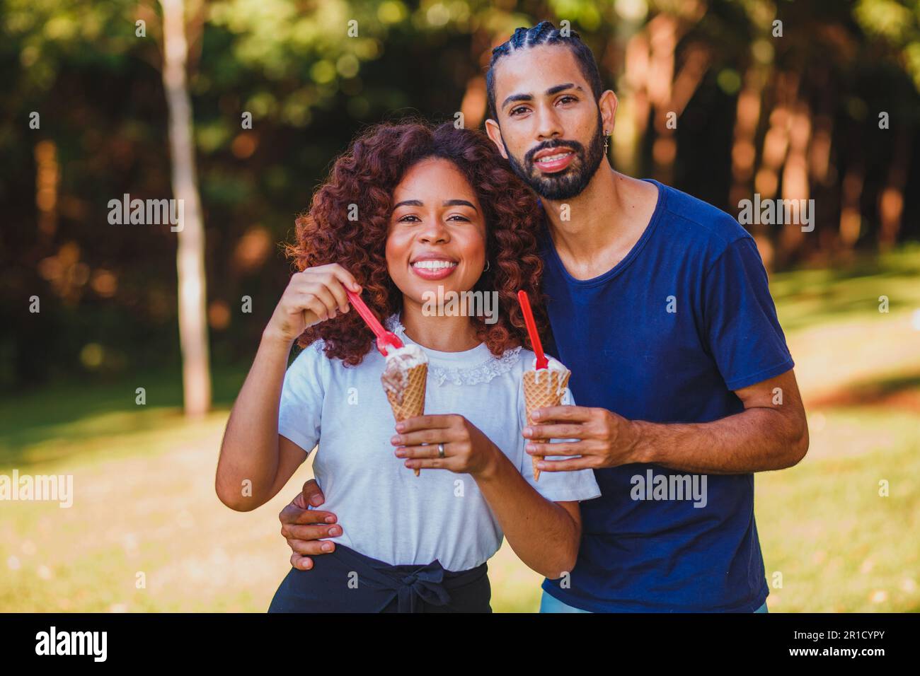 couple de saint-valentin prenant de la glace dans le parc Banque D'Images