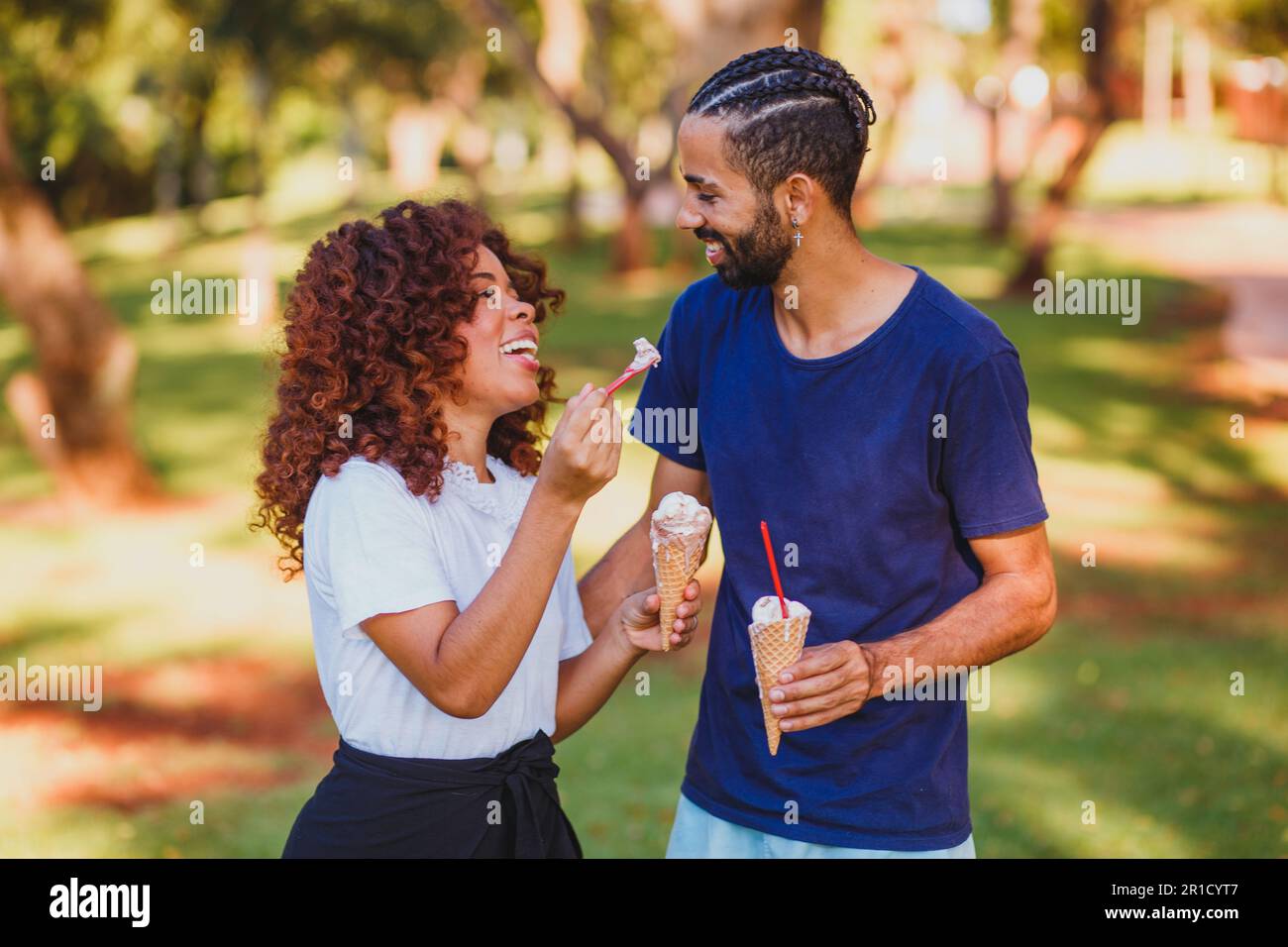 couple de saint-valentin prenant de la glace dans le parc Banque D'Images