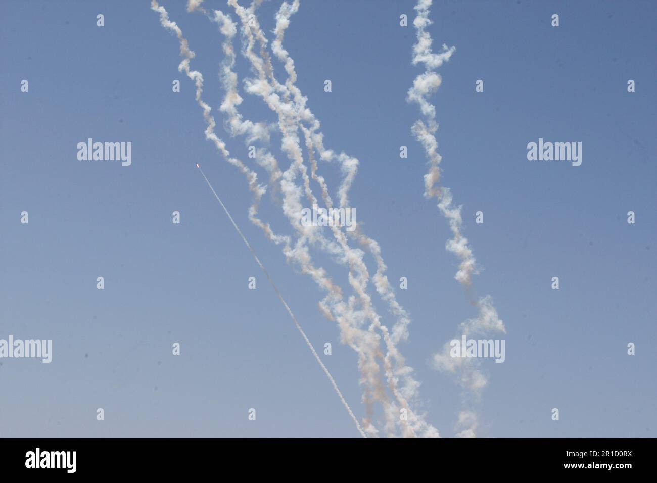 Des roquettes sont lancées depuis le sud de la bande de Gaza vers Israël samedi, 13 mai 2023. Photo par Ismael Mohamad/UPI crédit: UPI/Alay Live News Banque D'Images