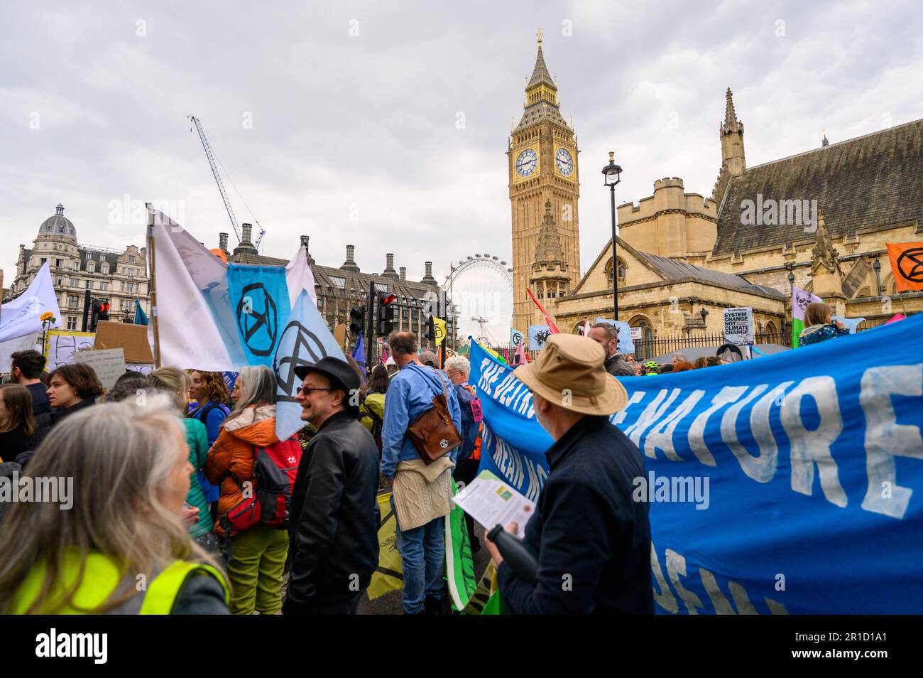 LONDRES - 22 avril 2023 : rejoignez le XR march, découvrez les manifestants passionnés sur fond de Parlement et du London Eye, en exigeant une action urgente pour un sustai Banque D'Images