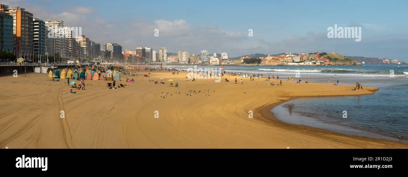 Vue panoramique sur la plage de San Lorenzo à Gijon, Espagne Banque D'Images