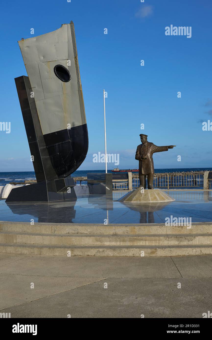 Statue de Piloto Pardo à côté de l'arc du navire le Yelcho sur le front de mer de Punta Arenas commémorant le sauvetage de l'équipage de l'Endurance. Banque D'Images