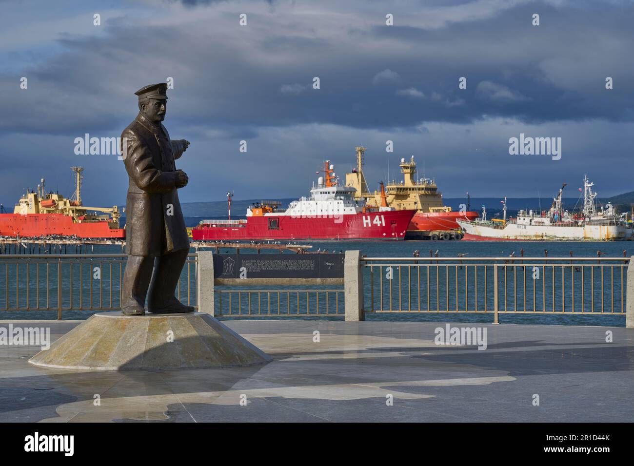Statue de Piloto Pardo à côté de l'arc du navire le Yelcho sur le front de mer de Punta Arenas commémorant le sauvetage de l'équipage de l'Endurance. Banque D'Images
