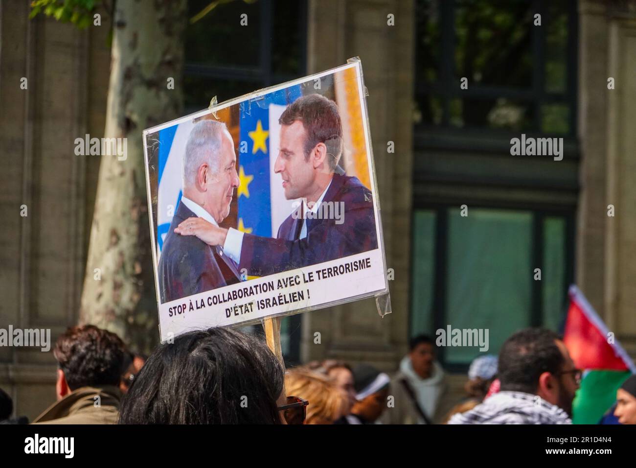 Paris, France. 13 mai 2023. Les gens marchent avec des signes proclamant la justice pour la Palestine et d'autres slogans, centre de la ville, 1st arrondissement, place Chatelet. Mars pour commémorer 75 ans de résistance. Banque D'Images