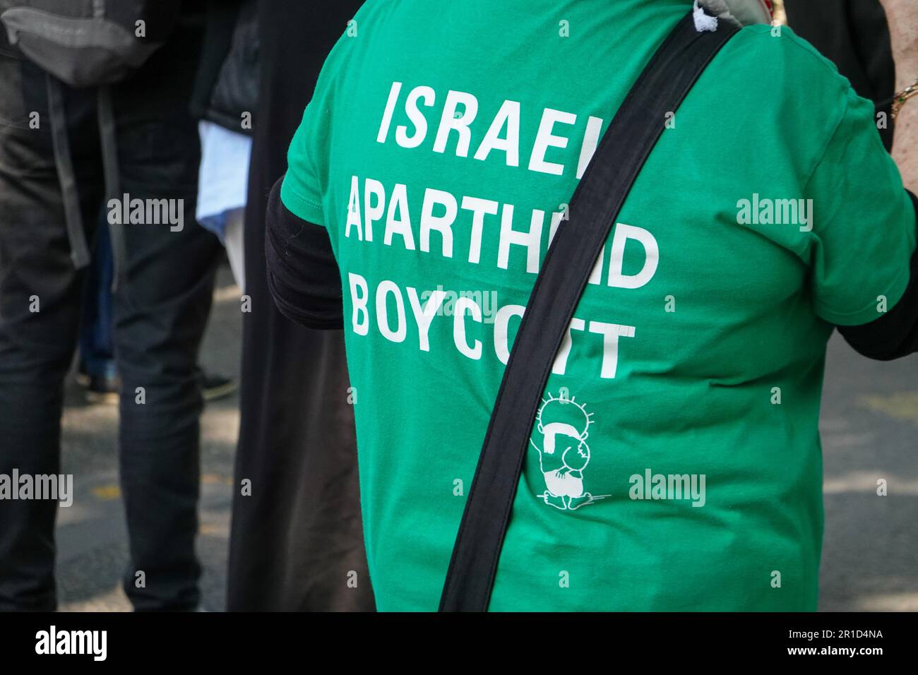 Paris, France. 13 mai 2023. Les gens marchent avec des signes proclamant la justice pour la Palestine et d'autres slogans, centre de la ville, 1st arrondissement, place Chatelet. Mars pour commémorer 75 ans de résistance. Banque D'Images