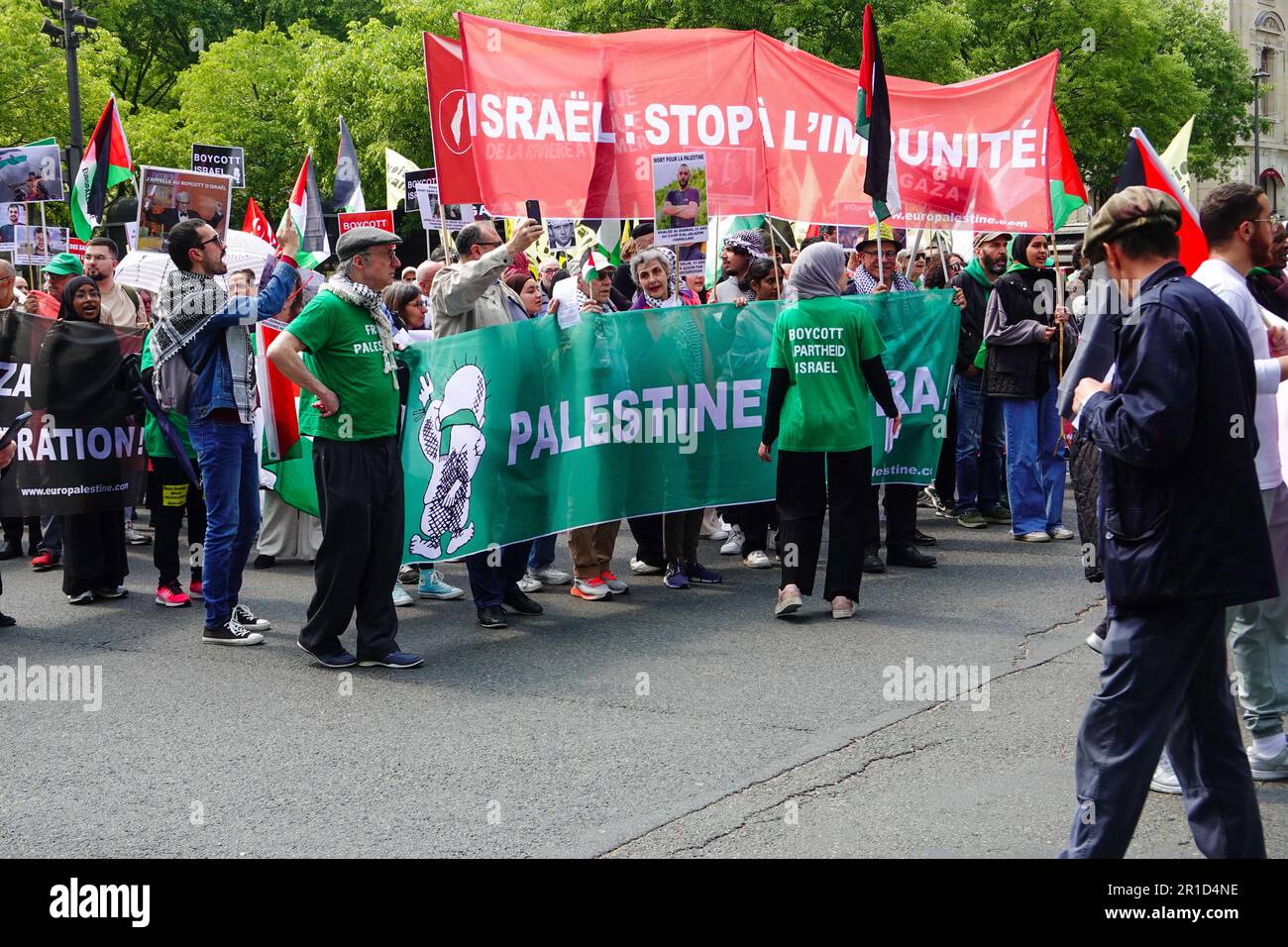 Paris, France. 13 mai 2023. Les gens marchent avec des signes proclamant la justice pour la Palestine et d'autres slogans, centre de la ville, 1st arrondissement, place Chatelet. Mars pour commémorer 75 ans de résistance. Banque D'Images