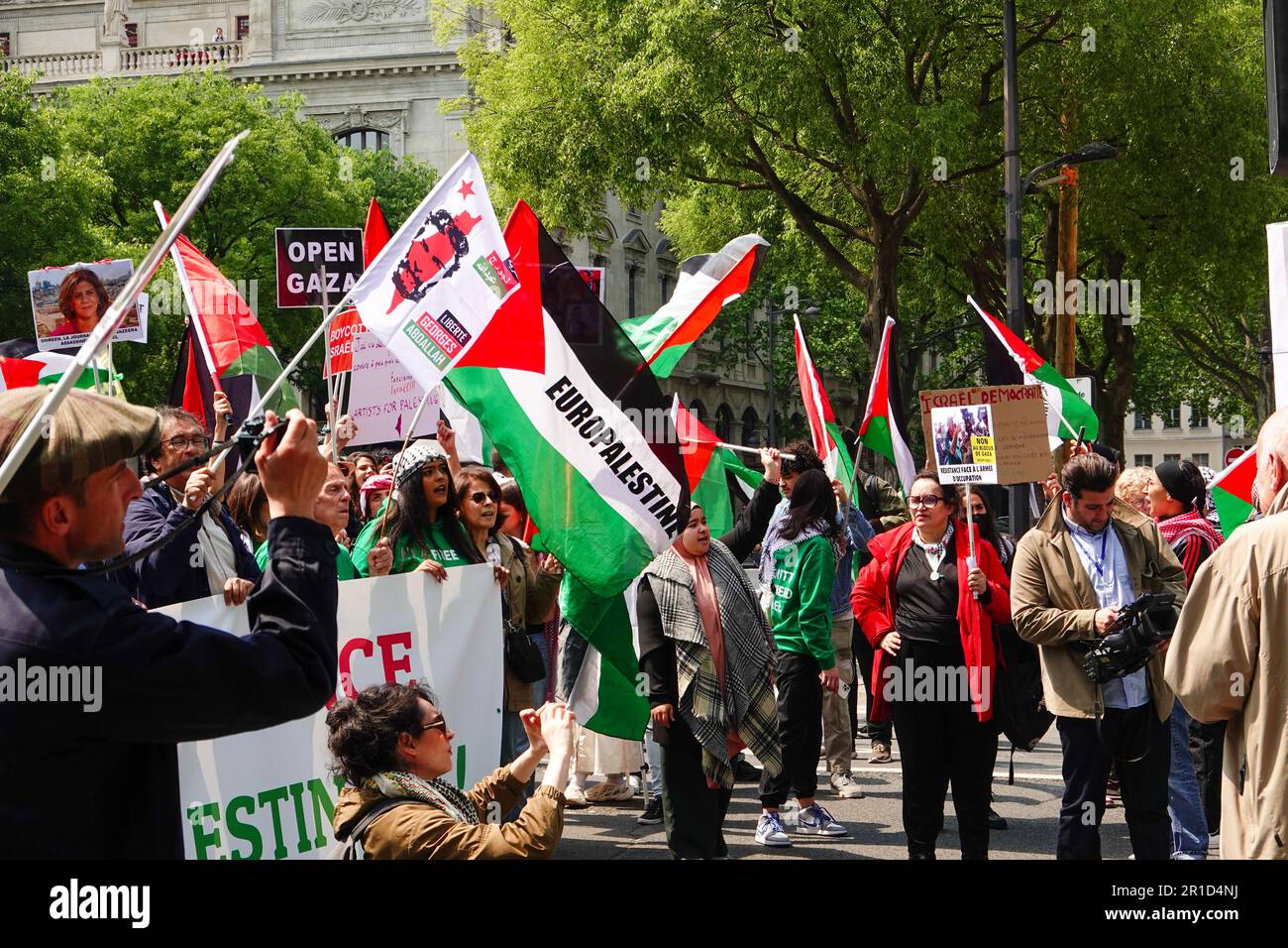 Paris, France. 13 mai 2023. Les gens marchent avec des signes proclamant la justice pour la Palestine et d'autres slogans, centre de la ville, 1st arrondissement, place Chatelet. Mars pour commémorer 75 ans de résistance. Banque D'Images