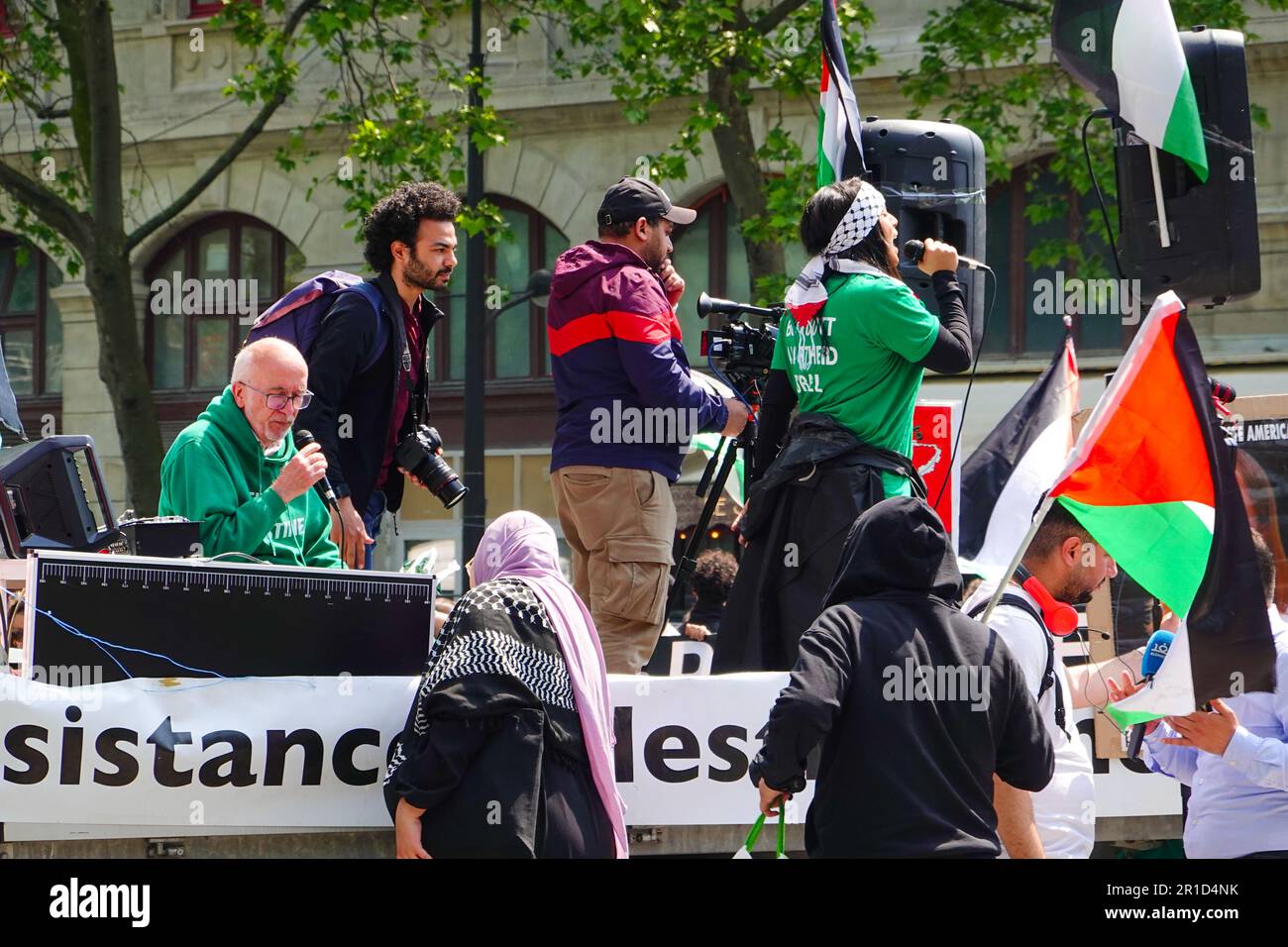 Paris, France. 13 mai 2023. Les gens marchent avec des signes proclamant la justice pour la Palestine et d'autres slogans, centre de la ville, 1st arrondissement, place Chatelet. Mars pour commémorer 75 ans de résistance. Banque D'Images