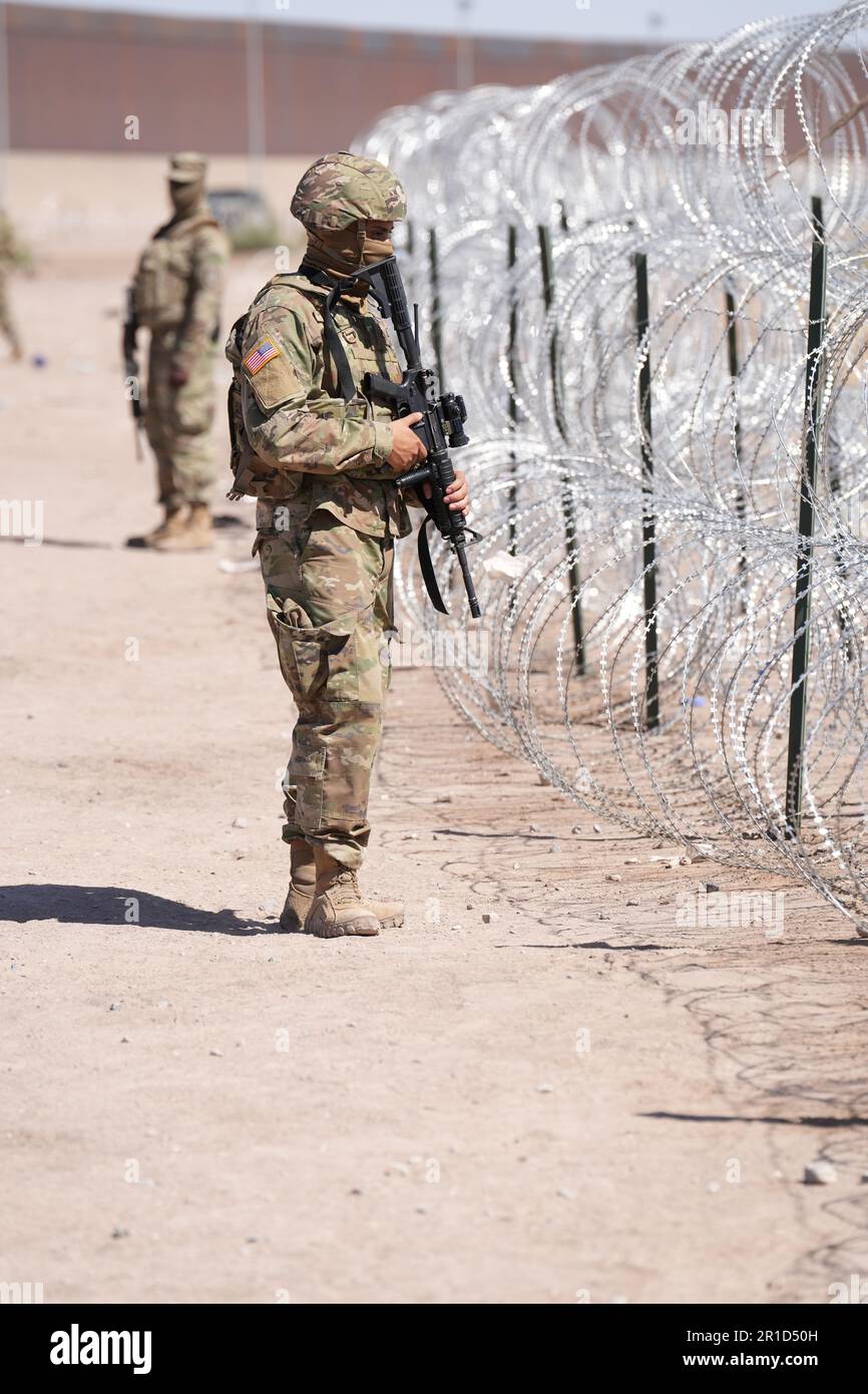 El Paso, États-Unis. 11th mai 2023. Les soldats de la Garde nationale de l'armée du Texas, avec les gouverneurs de la Force frontalière tactique du Texas, qui ont le même style, gardent la frontière avec le Mexique dans le cadre de l'opération Lone Star Task Force West, à 11 mai 2023, près d'El Paso, au Texas. La crainte d’une vague de migrants après l’expiration du titre 42 ne s’est pas concrétisée avec moins de migrants risquant les sanctions plus sévères prévues par les nouvelles règles du titre 8. Crédit : Mark Otte/Texas National Guard/Alay Live News Banque D'Images