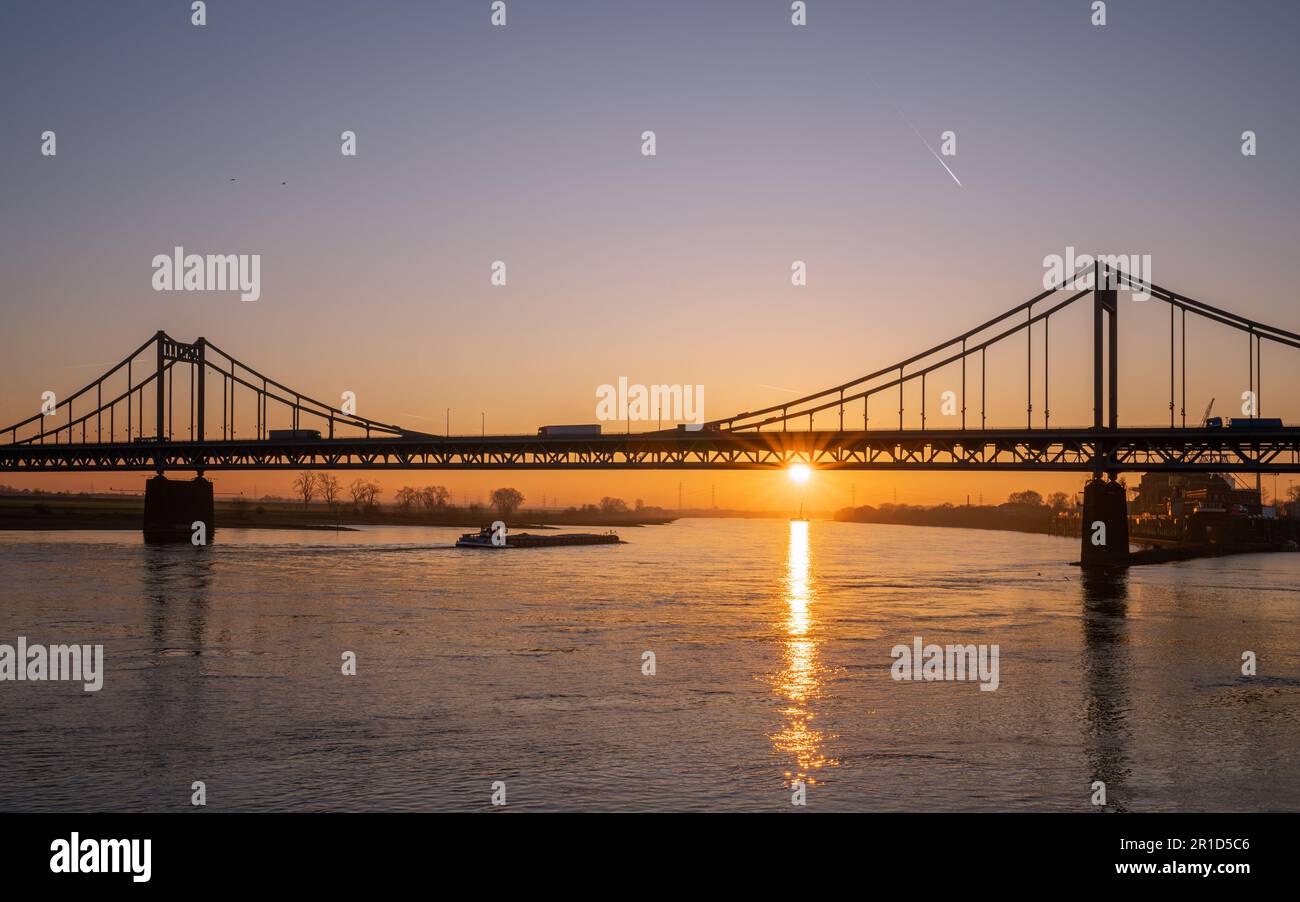 Ancien pont traversant le Rhin au coucher du soleil, Krefeld, Rhénanie-du-Nord Westphalie, Allemagne Banque D'Images