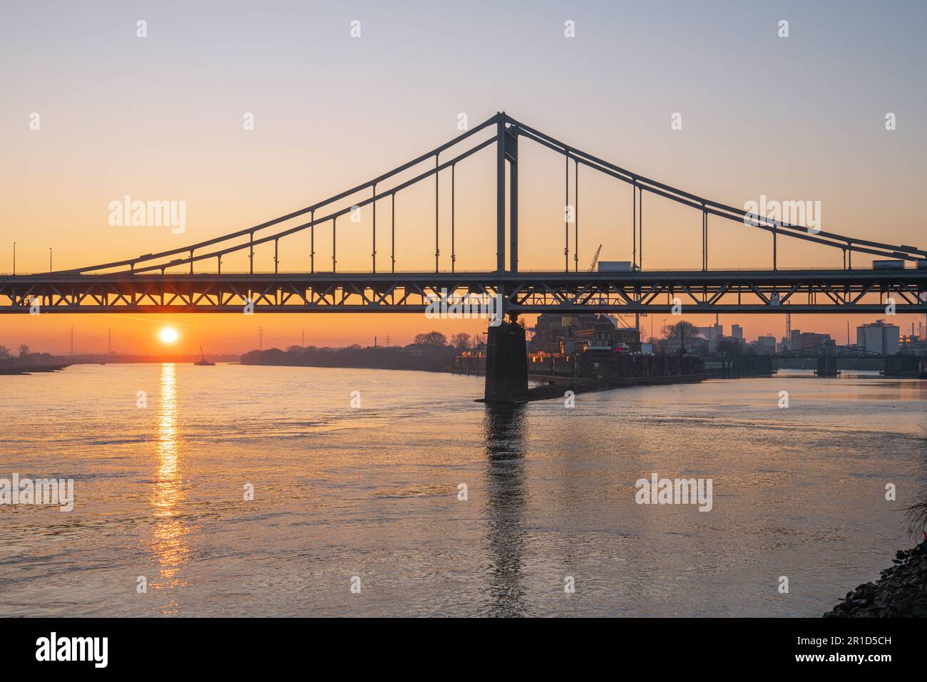 Ancien pont traversant le Rhin au coucher du soleil, Krefeld, Rhénanie-du-Nord Westphalie, Allemagne Banque D'Images