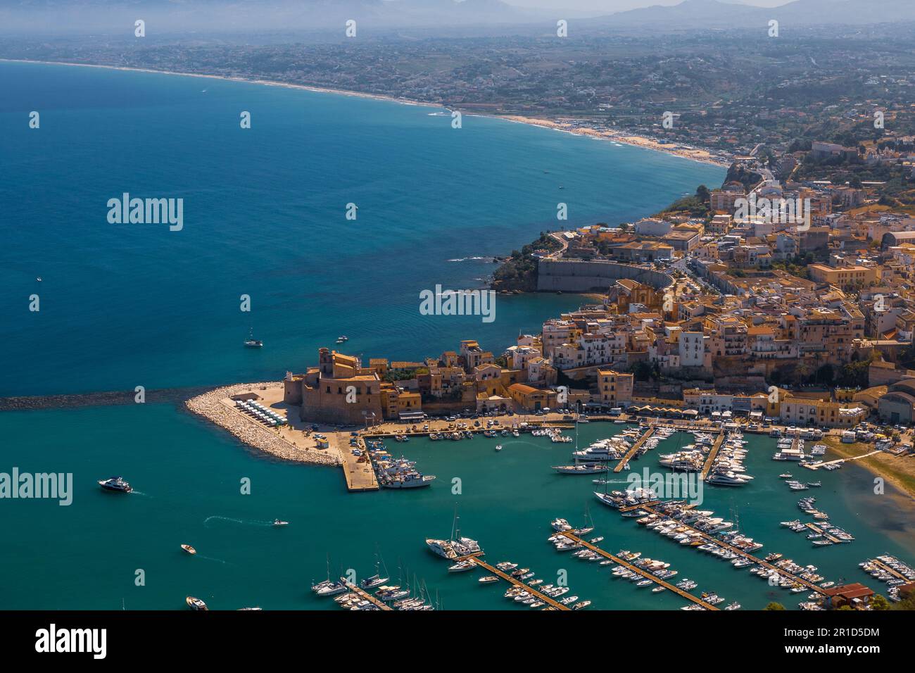 Paysage d'un splendide village de bord de mer sicilien avec son charmant petit port Banque D'Images