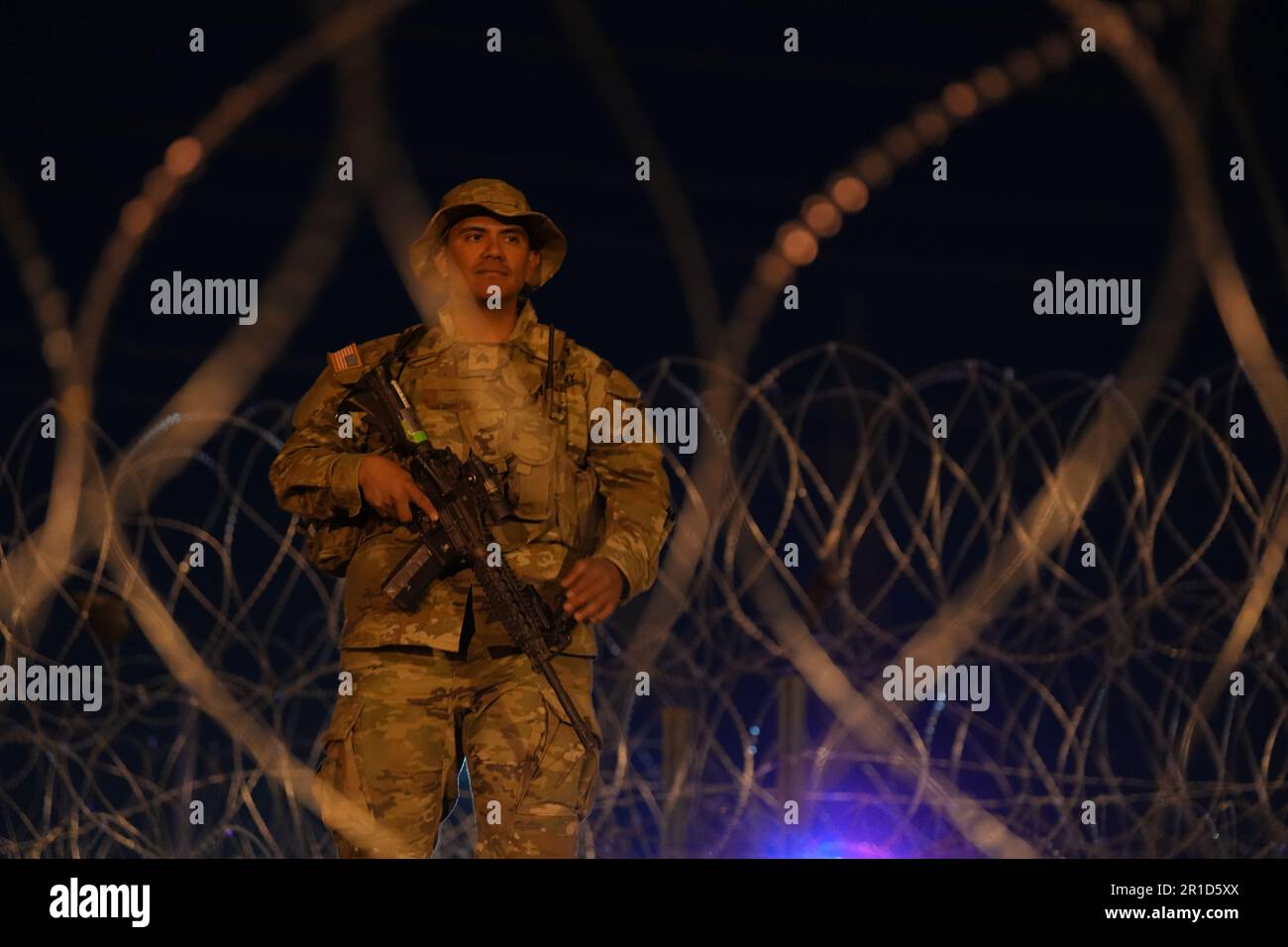 El Paso, États-Unis. 11th mai 2023. Soldats de la garde nationale de l'armée du Texas avec les gouverneurs de la Force frontalière tactique du Texas, sur les détails de sécurité de nuit pendant l'opération Lone Star Task Force West, 11 mai 2023 près d'El Paso, Texas. La crainte d’une vague de migrants après l’expiration du titre 42 ne s’est pas concrétisée avec moins de migrants risquant les sanctions plus sévères prévues par les nouvelles règles du titre 8. Crédit : Mark Otte/Texas National Guard/Alay Live News Banque D'Images