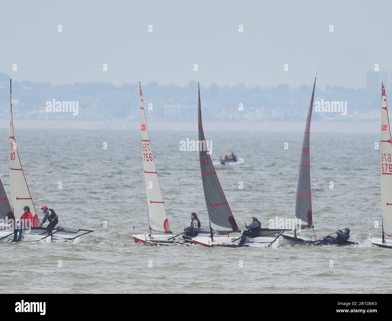 Sheerness, Kent, Royaume-Uni. 13th mai 2023. Météo au Royaume-Uni : un jour couvert de Sheerness, avec quelques sorts ensoleillés. Les dinghies de voile participent aux Championnats de l'est Blaze organisés par le Club de voile de l'île de Shepey. Crédit : James Bell/Alay Live News Banque D'Images