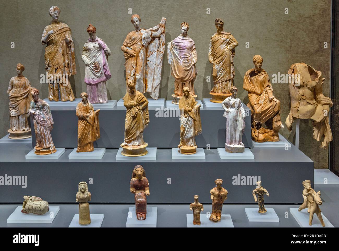 Figurines en terre cuite créées par des artisans corinthiens, Musée archéologique de la Corinthe antique, municipalité de Corinthe, région du Péloponnèse, Grèce Banque D'Images