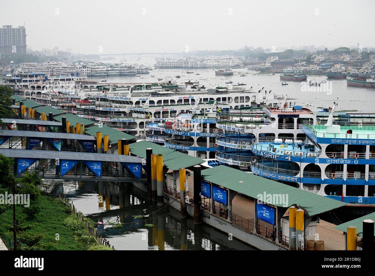 Cox's Bazar, Bangladesh. 13th mai 2023. Tous les points d'ancrage du lanceur au terminal de lancement de Sdarghat à Dhaka, au Bangladesh, sur 13 mai 2023. Tous les transports fluviaux ont été suspendus alors que le Cyclone Mocha descend sur les côtes de Chittagong et de Cox's Bazar. Le Bangladesh a porté le signal d'avertissement du cyclone à 10 pour le Bazar de Cox, alors que le Cyclone Mocha se dirige vers la côte, selon un bulletin spécial du Bureau du Bangladesh met. Credit: Mamunur Rashid/Alamy Live News Banque D'Images