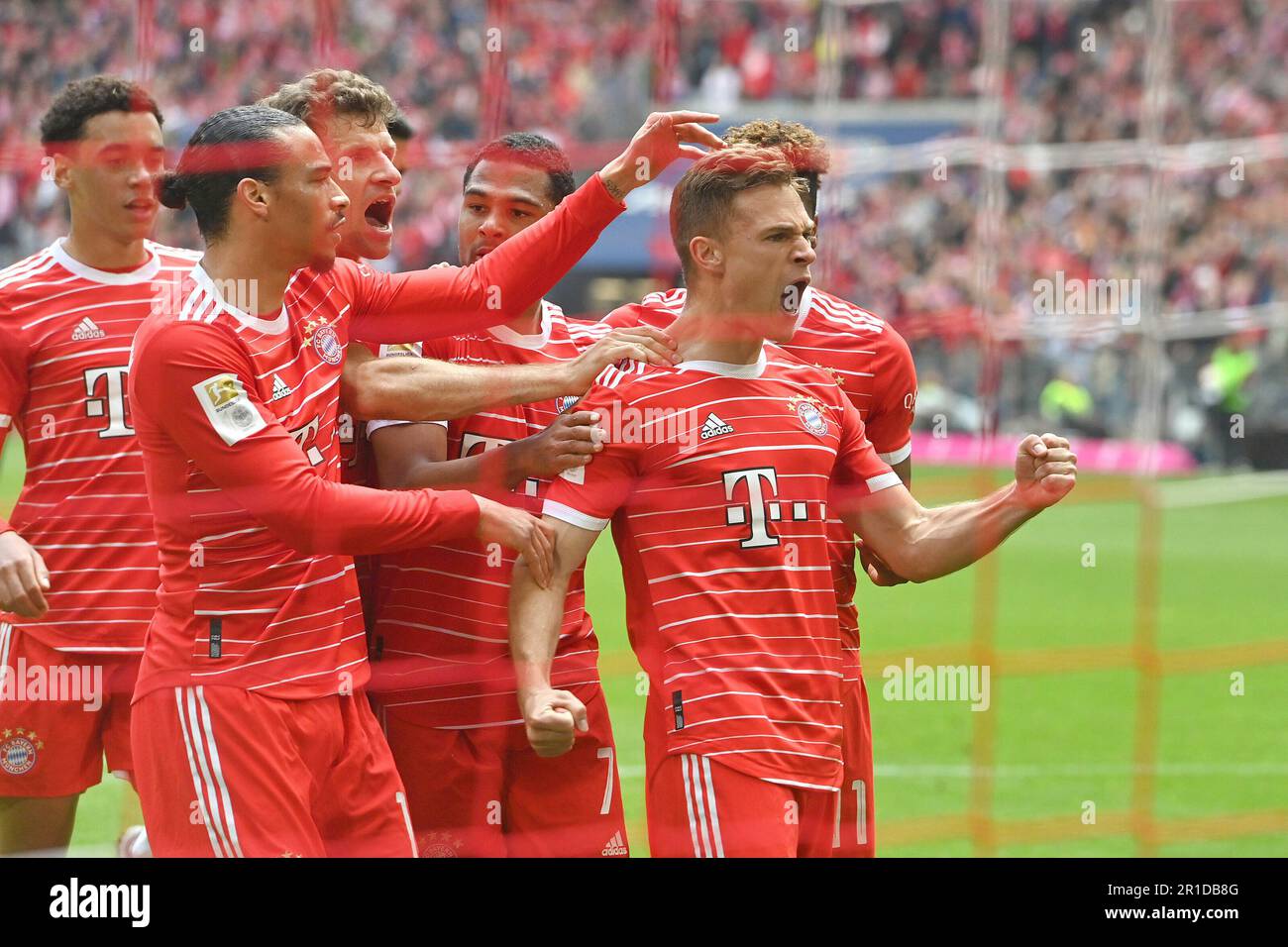 Munich, Allemagne. 13th mai 2023. Célébration de but collectif autour de  Joshua KIMMICH (FC Bayern Munich) après le but de 1-0, jubilation, joie,  enthousiasme, action. Football 1st Bundesliga saison 2022/2023, 32nd match,