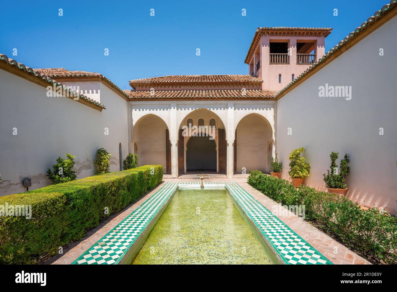 Patio de la Alberca (cour avec piscine) à Nasrid et Palais Taifa à la forteresse Alcazaba - Malaga, Andalousie, Espagne Banque D'Images