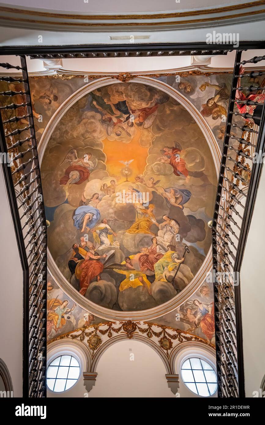 Plafond peint des escaliers impériaux au Palais épiscopal - Malaga, Andalousie, Espagne Banque D'Images