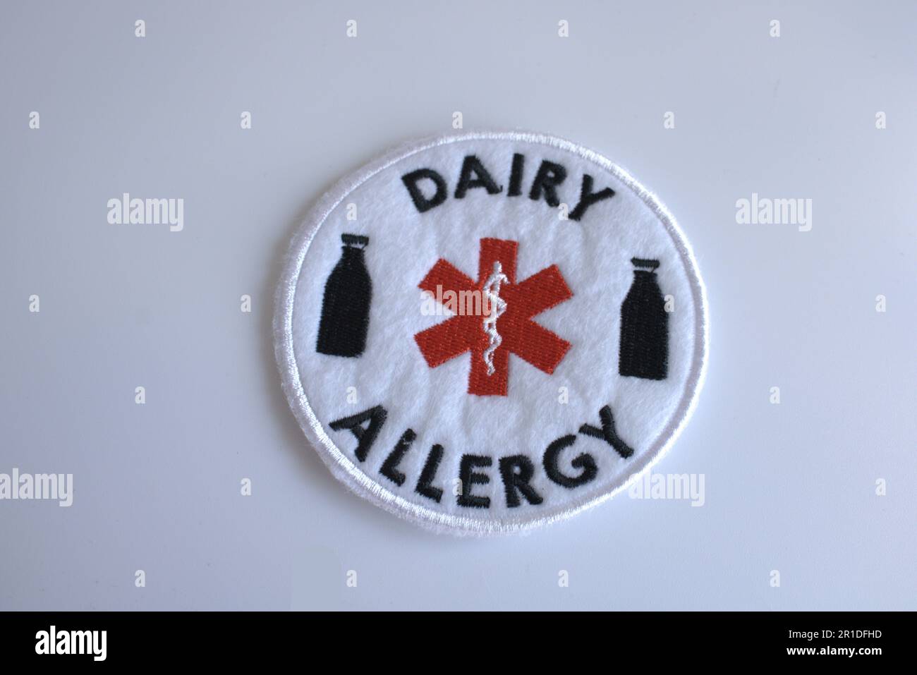 Allergie aux produits laitiers cousus sur un fond plat. Lancashire, Royaume-Uni, 13-05-2023 Banque D'Images