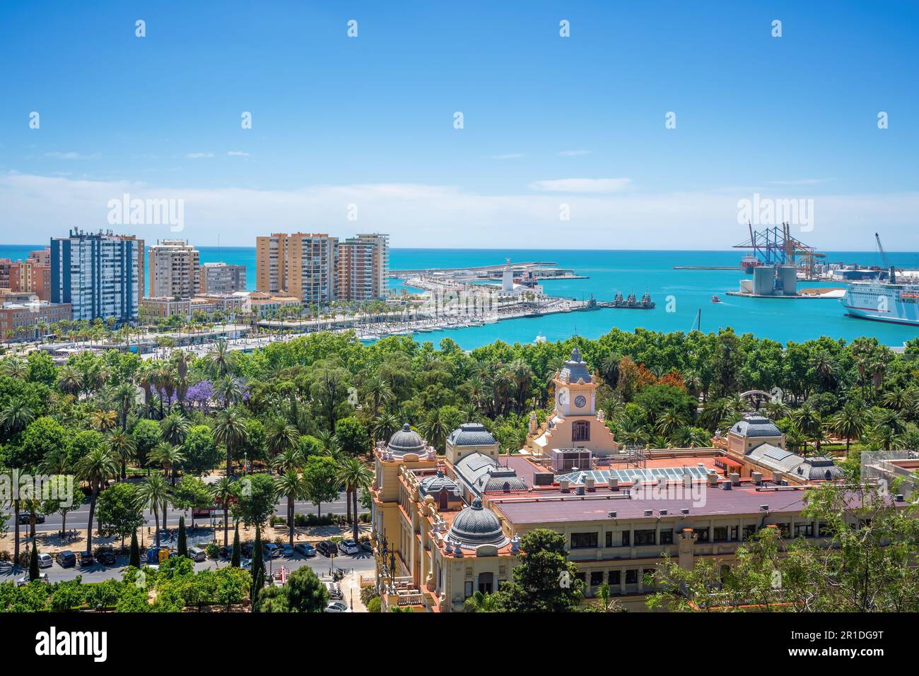 Vue aérienne de la côte de Malaga, du port de Malaga et de l'hôtel de ville - Malaga, Andalousie, Espagne Banque D'Images