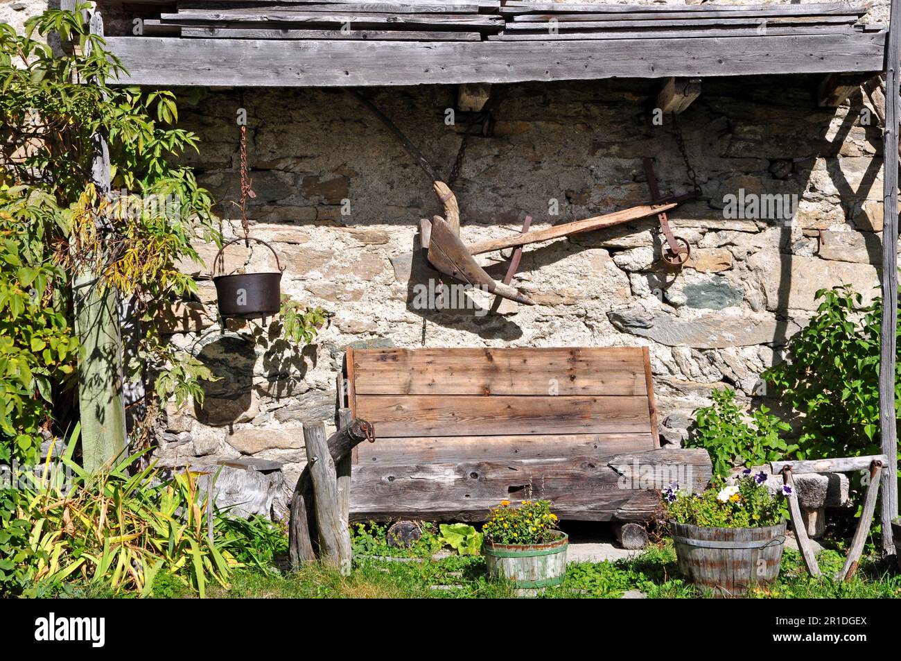 Un vrai bijou de la haute Maurienne Bessans est un village de montagne traditionnel, regroupé autour de son église Banque D'Images