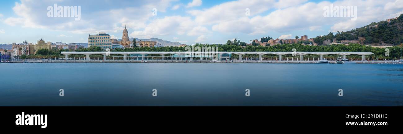 Malaga Skyline avec la cathédrale de Malaga, la forteresse Alcazaba et le Paseo del Muelle Uno - Malaga, Andalousie, Espagne Banque D'Images