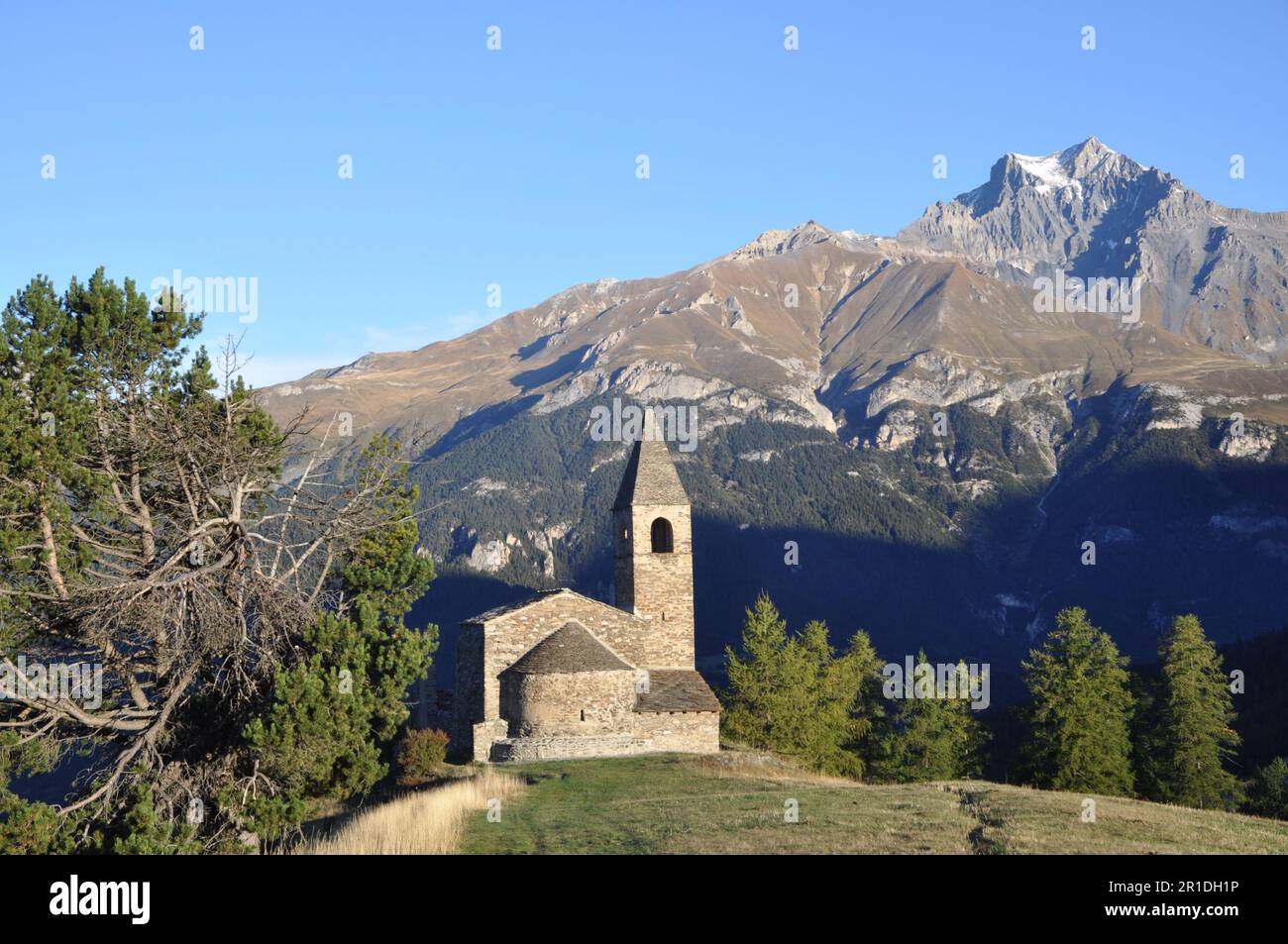 Prieuré de St Pierre d'Extravache à Bramans avec la montagne Dent Parrachée en arrière-plan en haute Maurienne Savoie Banque D'Images