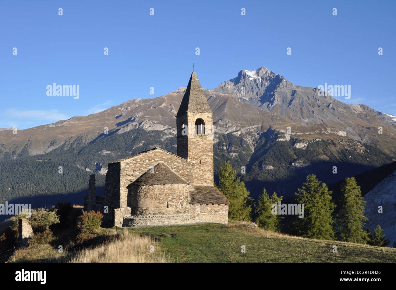 Prieuré de St Pierre d'Extravache à Bramans avec la montagne Dent Parrachée en arrière-plan en haute Maurienne Savoie Banque D'Images